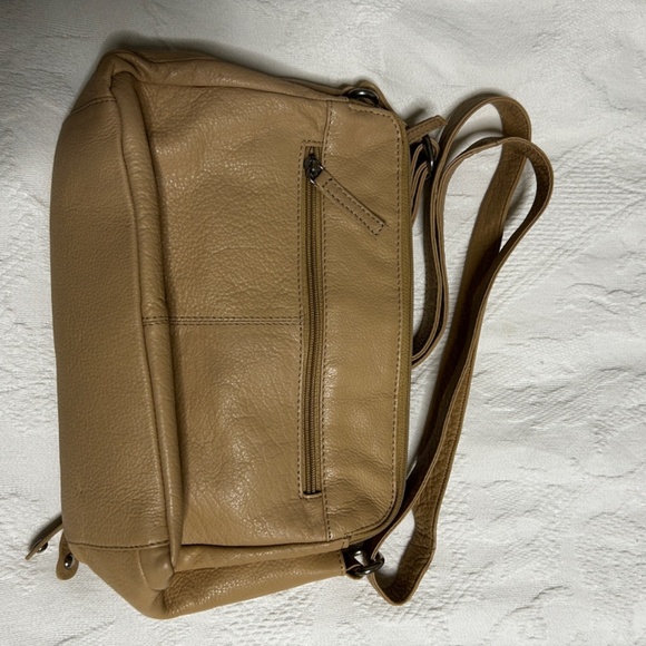 Great American Soft Tan Leather 3 Pocket Purse snap close and adjustable straps - Picture 7 of 14